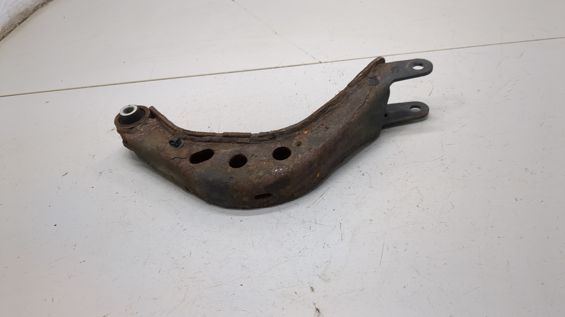 Рычаг задний левый