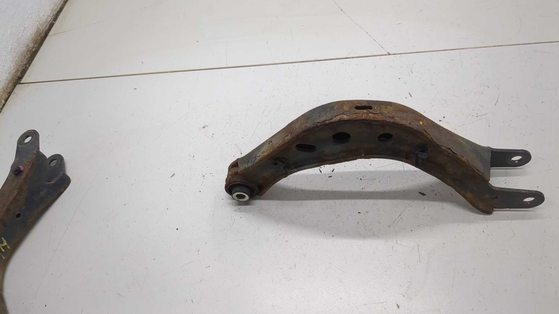 Рычаг задний левый