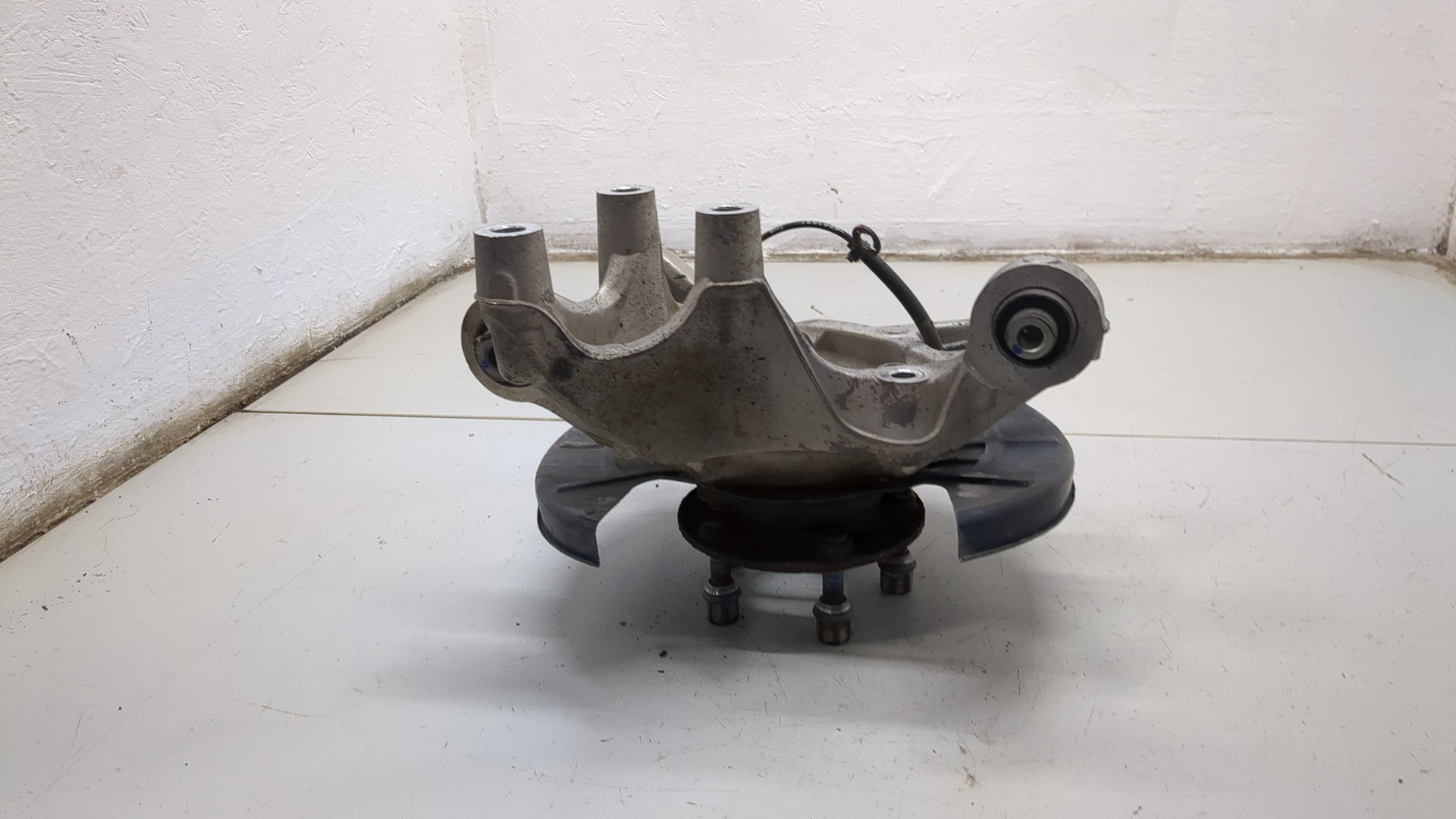 Кулак поворотный задний левый