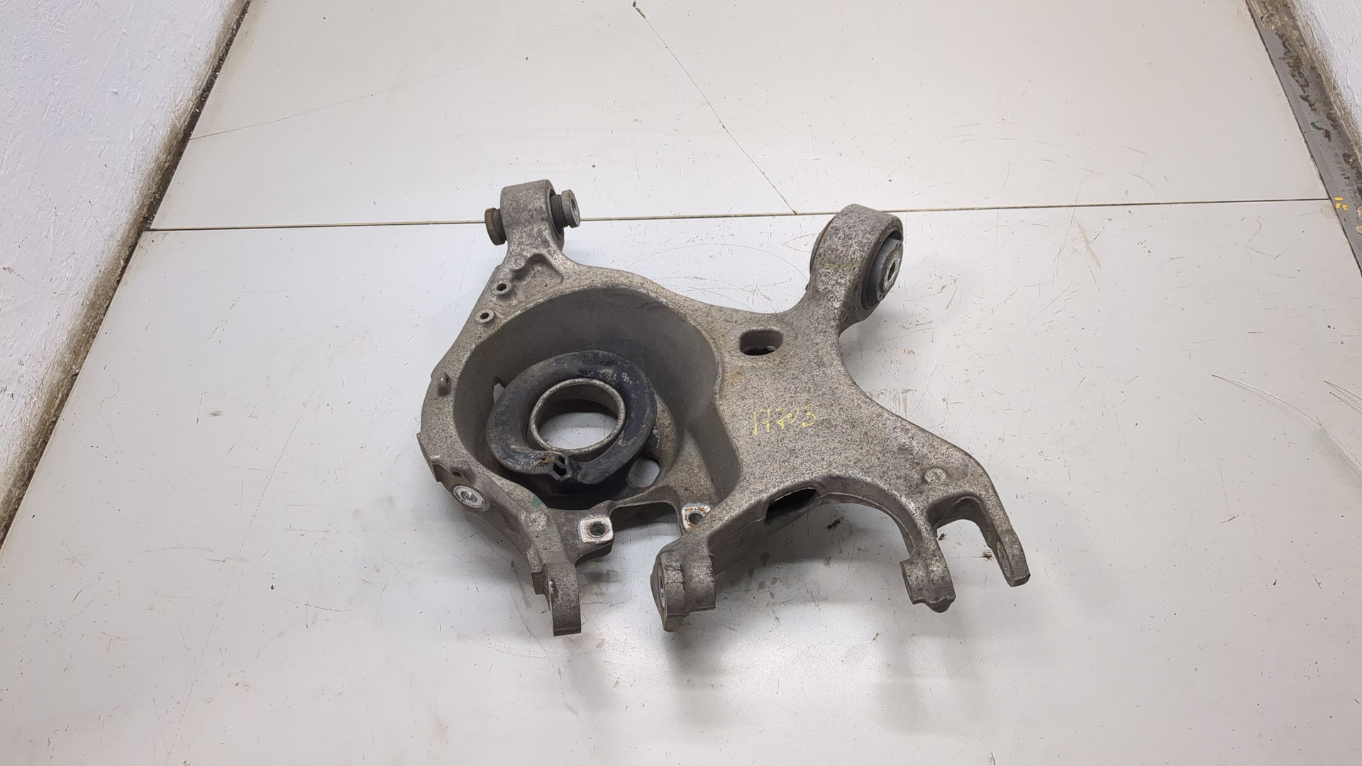 Рычаг задний правый