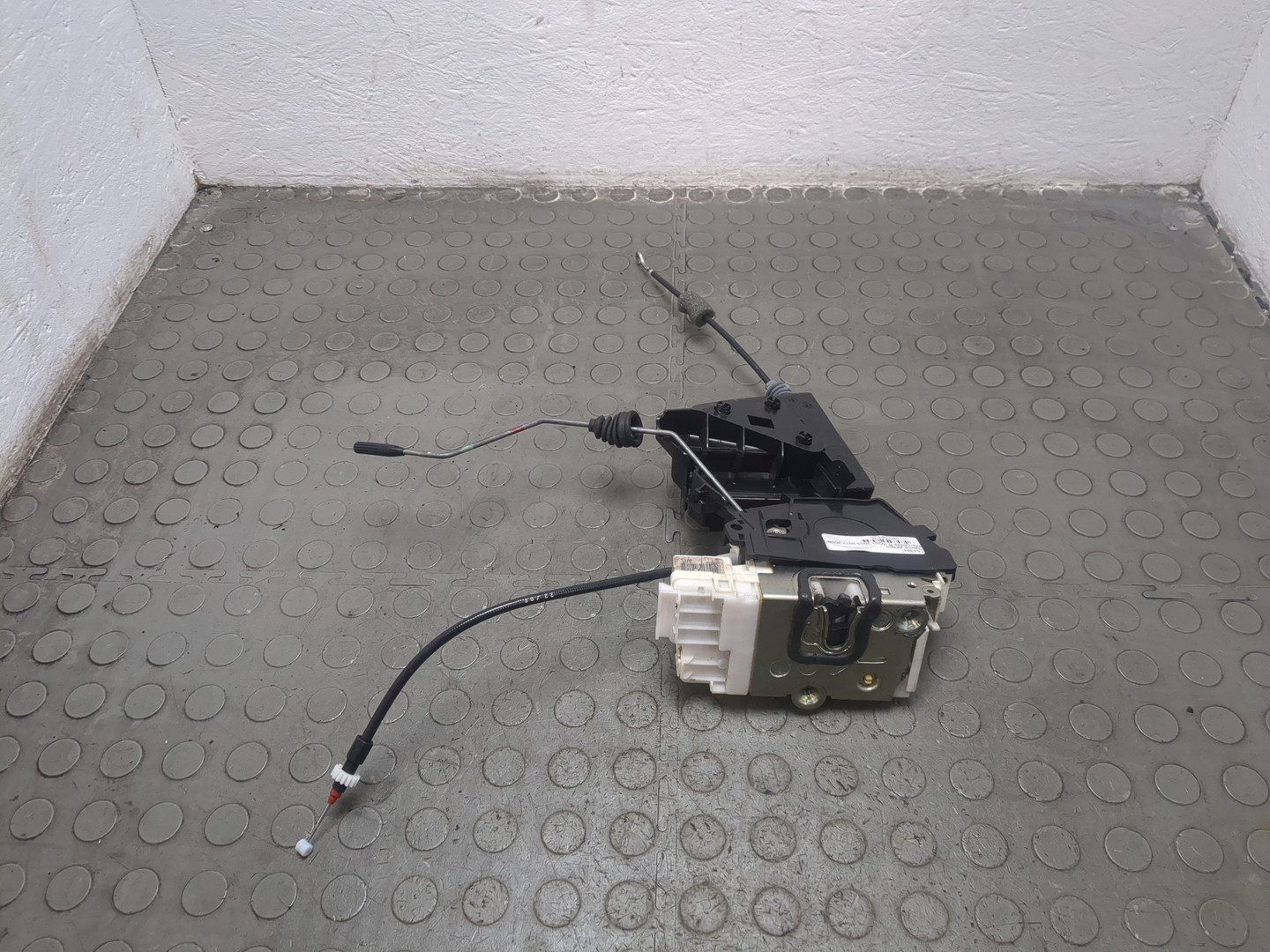 Замок двери передней левой