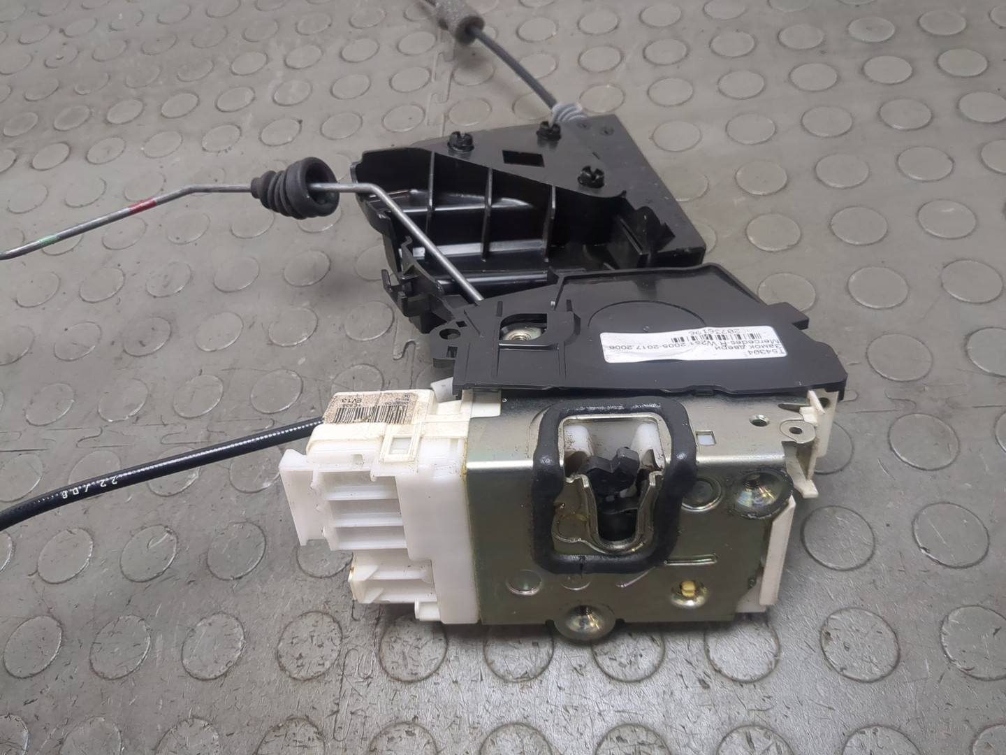 Замок двери передней левой