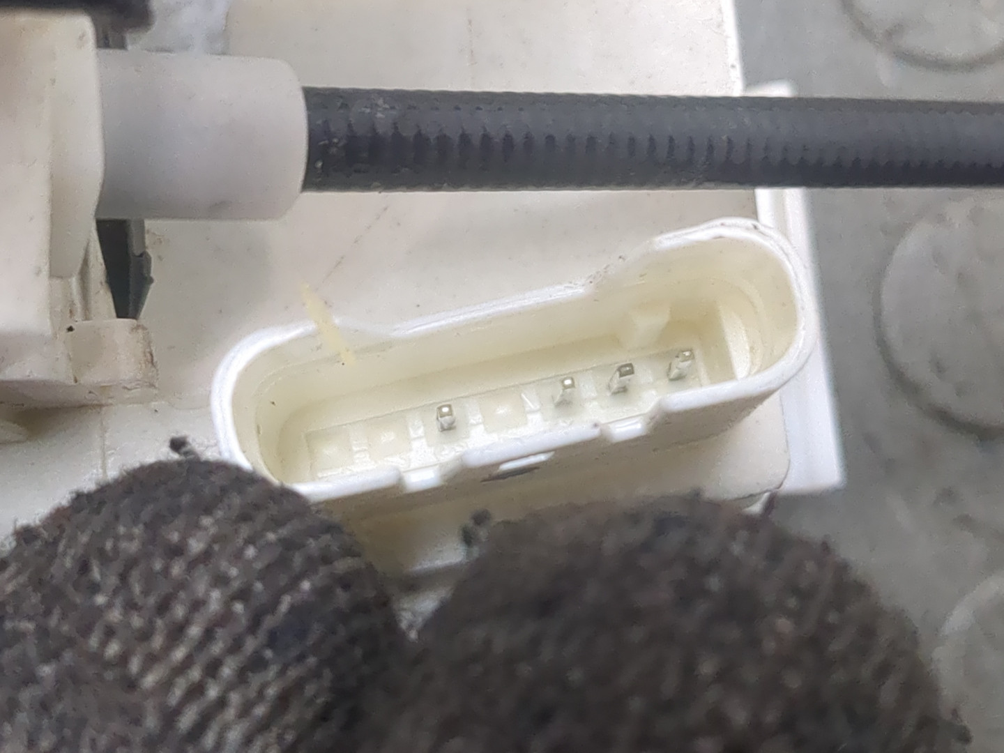 Замок двери передней левой