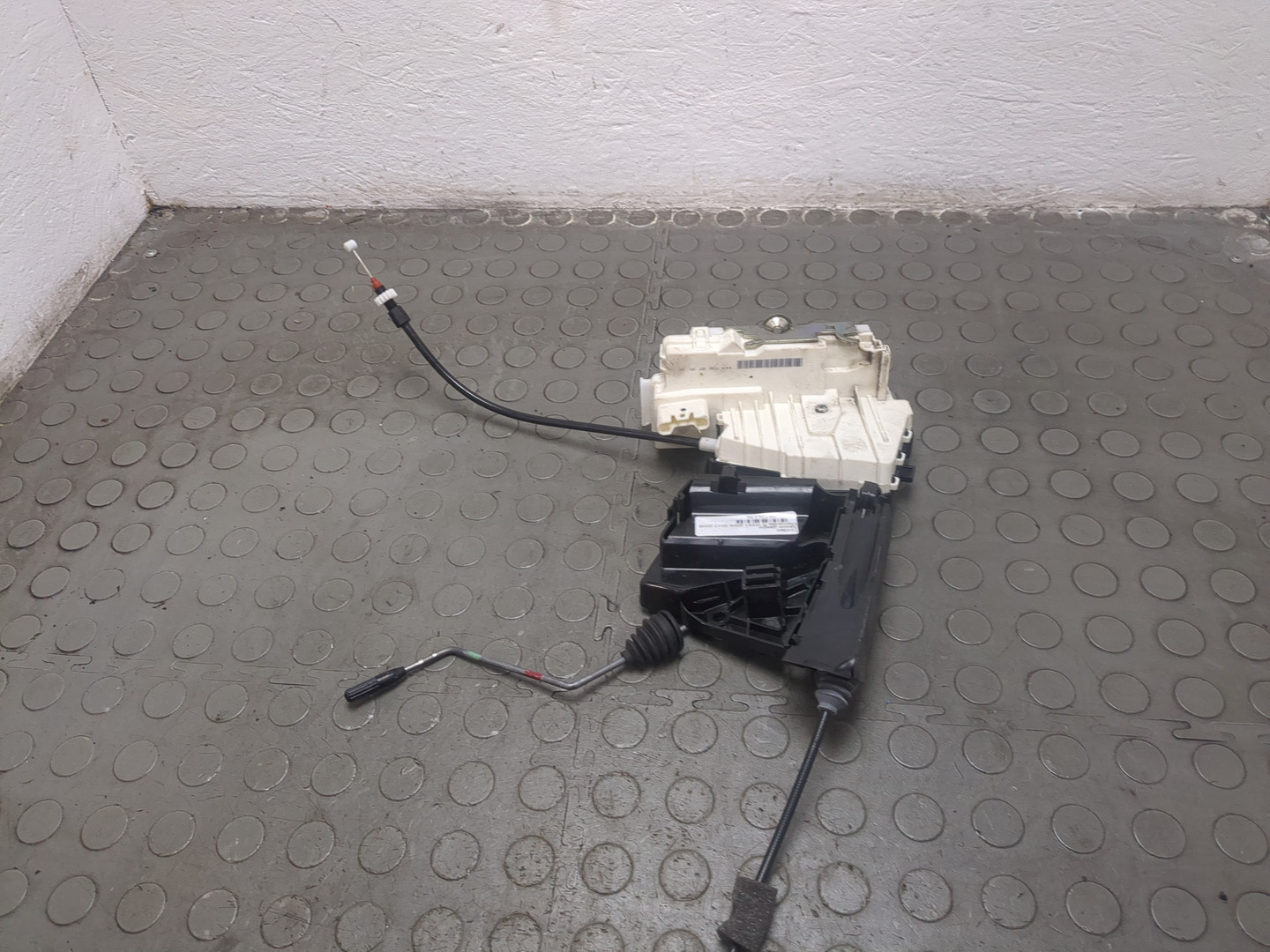 Замок двери передней левой