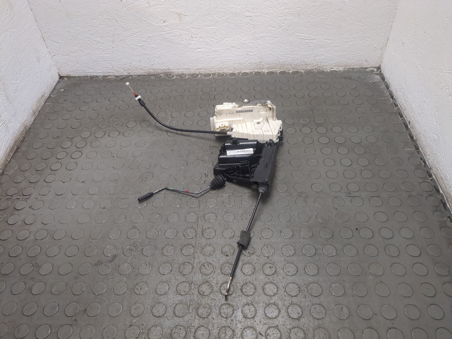 Замок двери передней левой