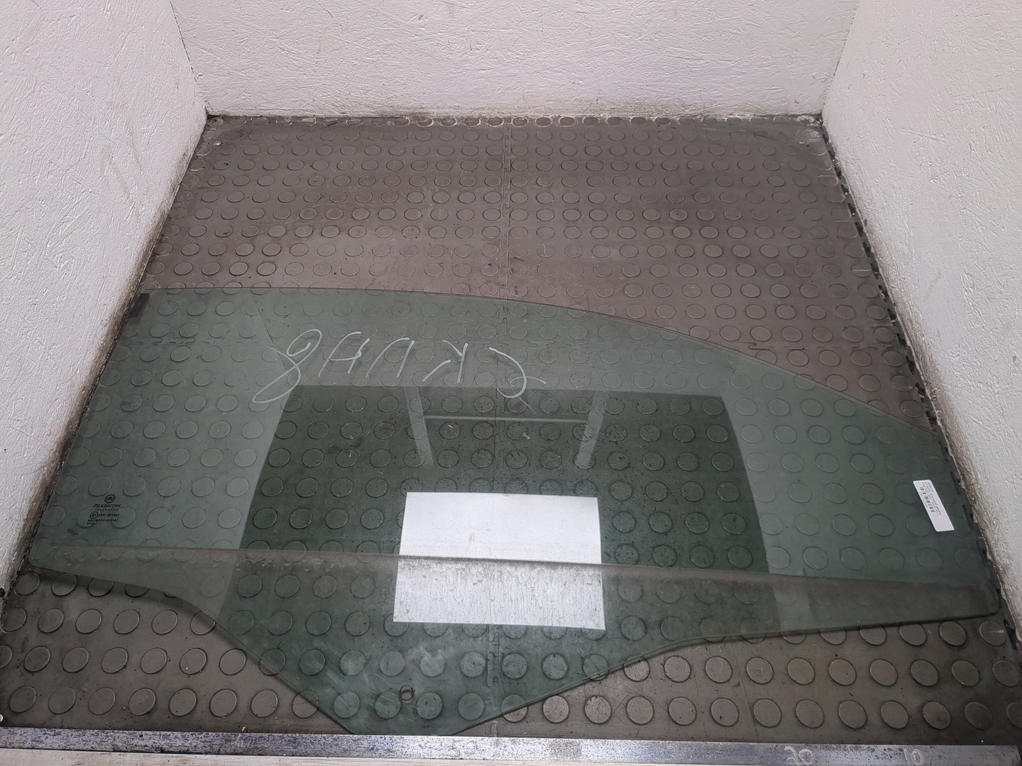 Стекло двери передней правой