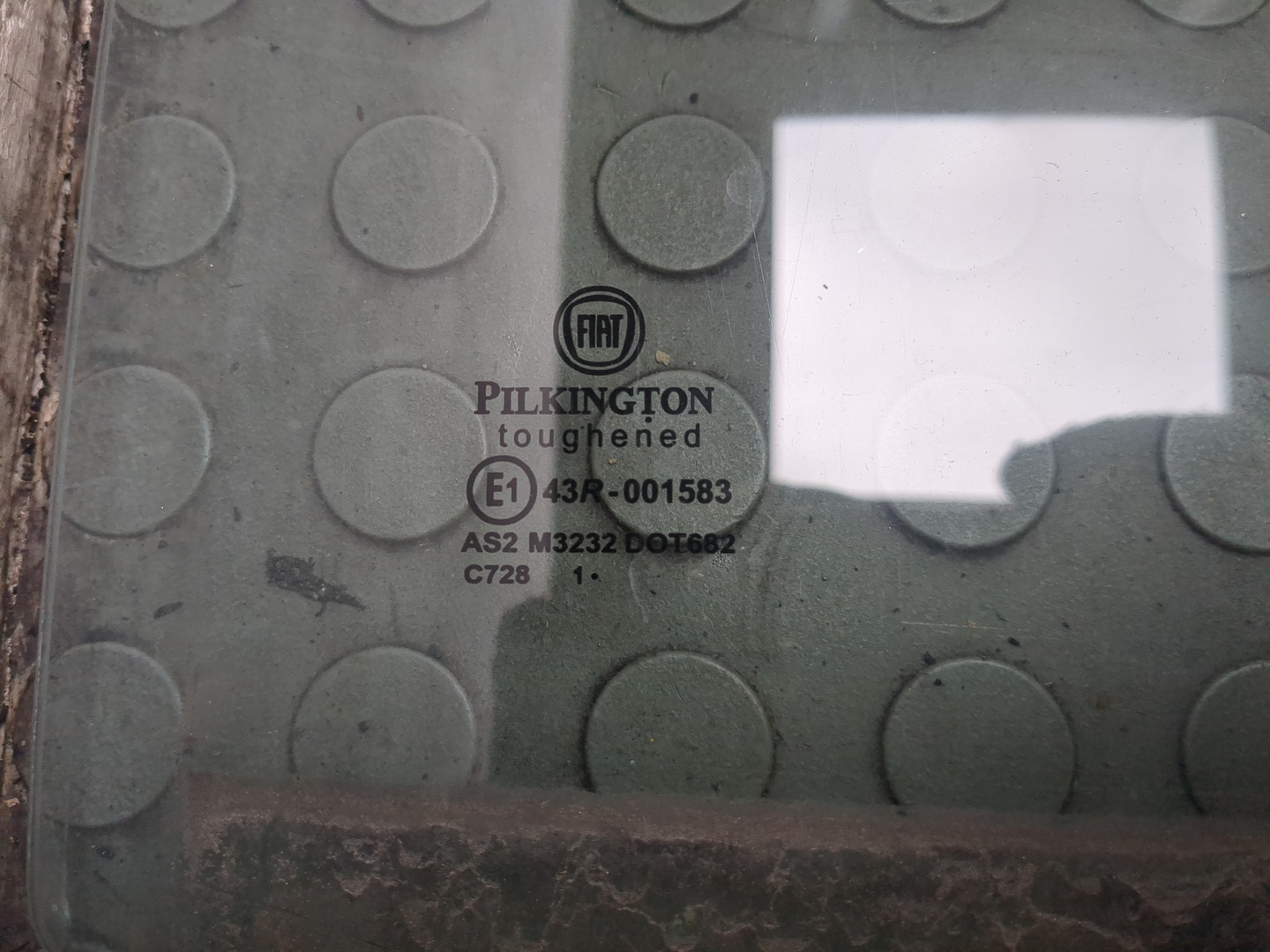 Стекло двери передней правой