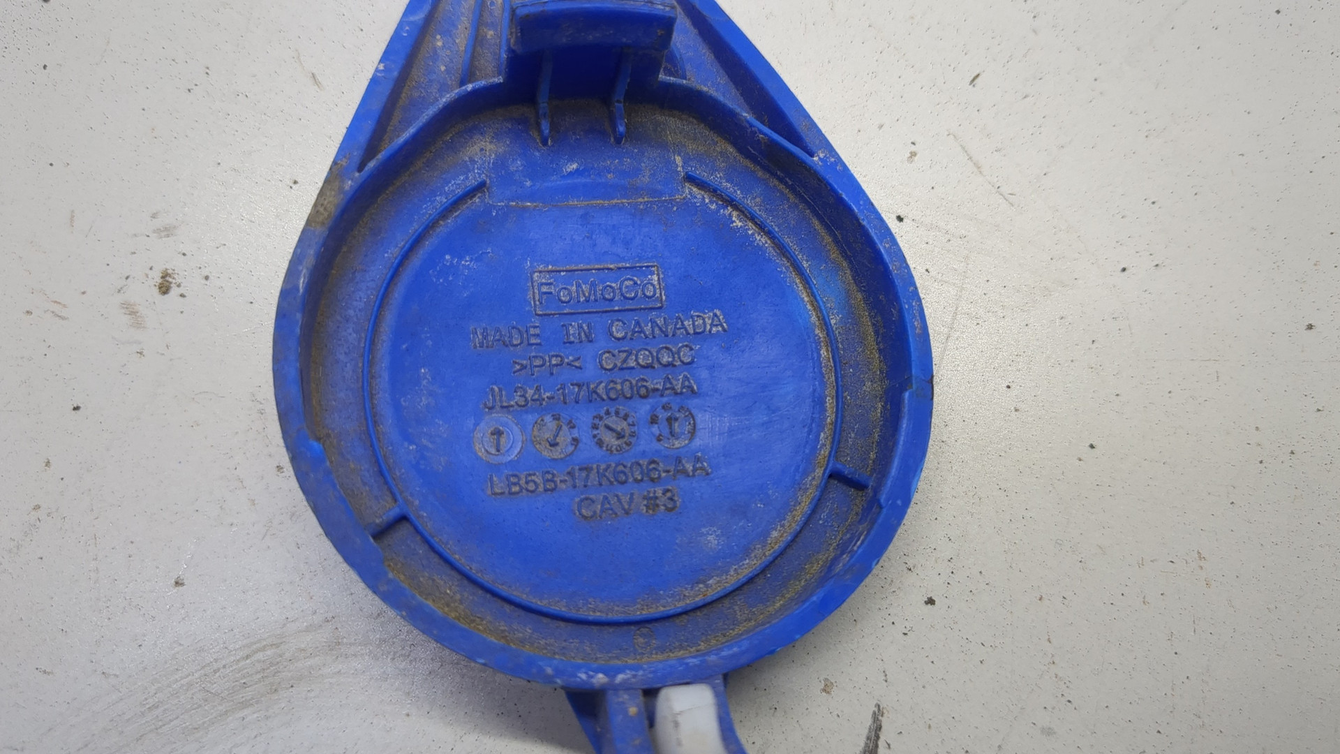 Горловина бачка омывателя