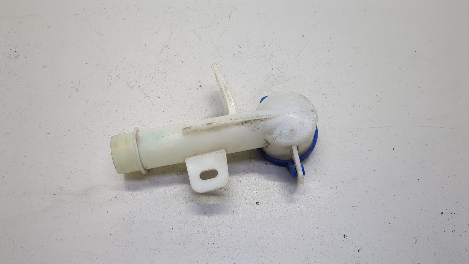 Горловина бачка омывателя