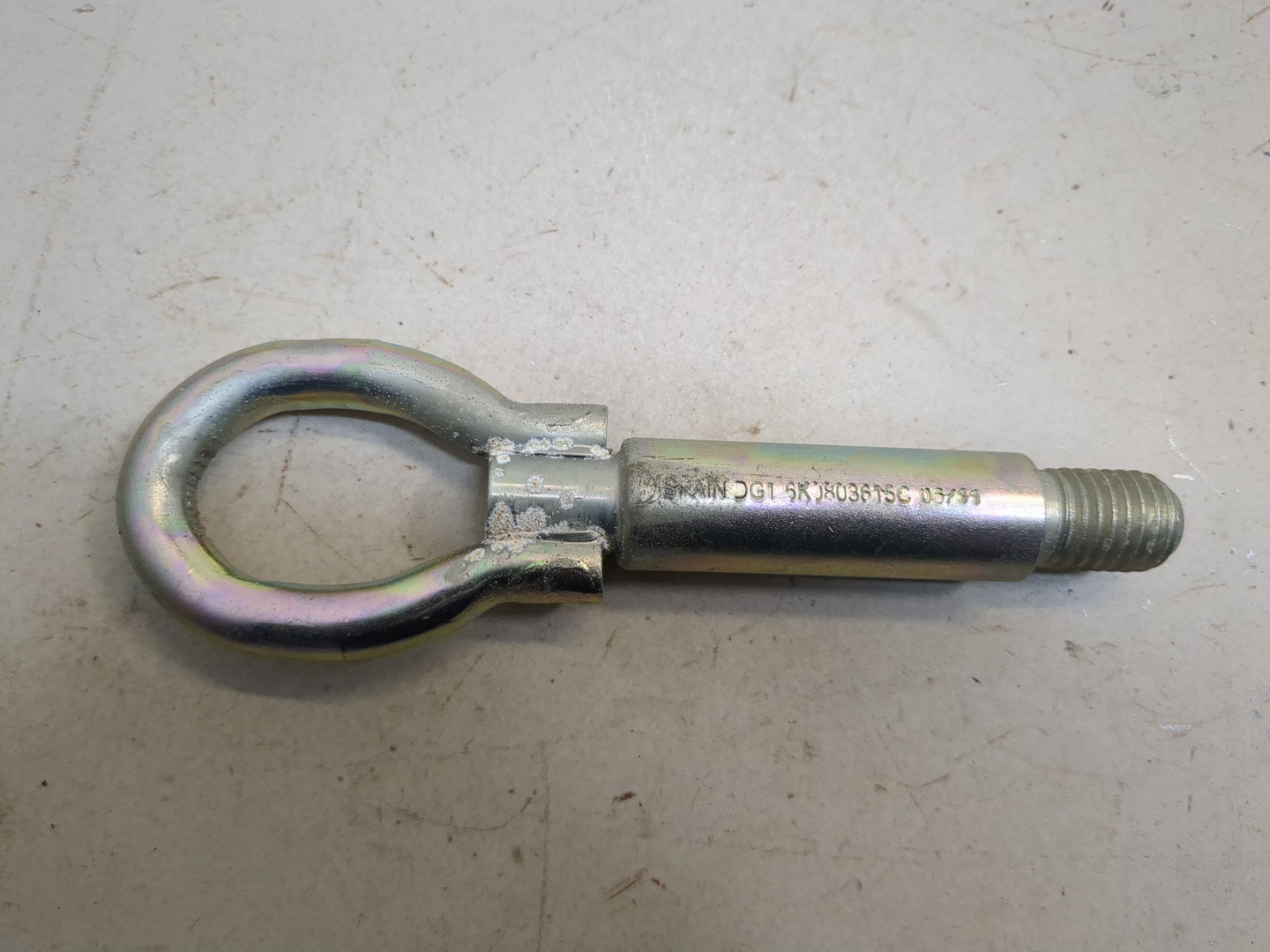 Крюк буксировочный