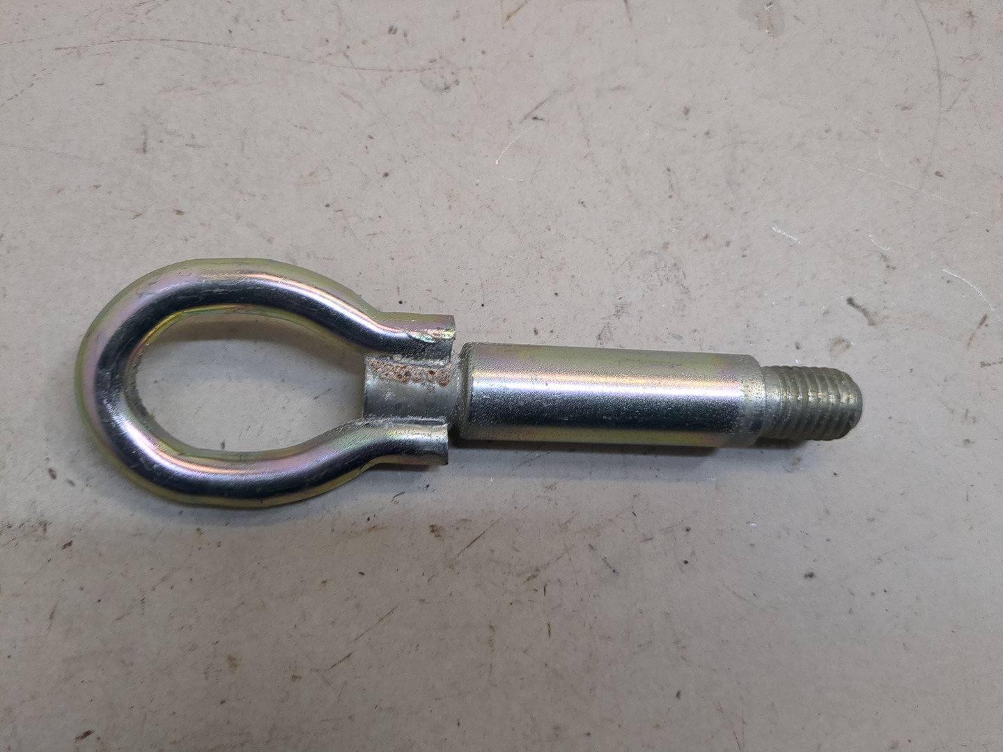 Крюк буксировочный