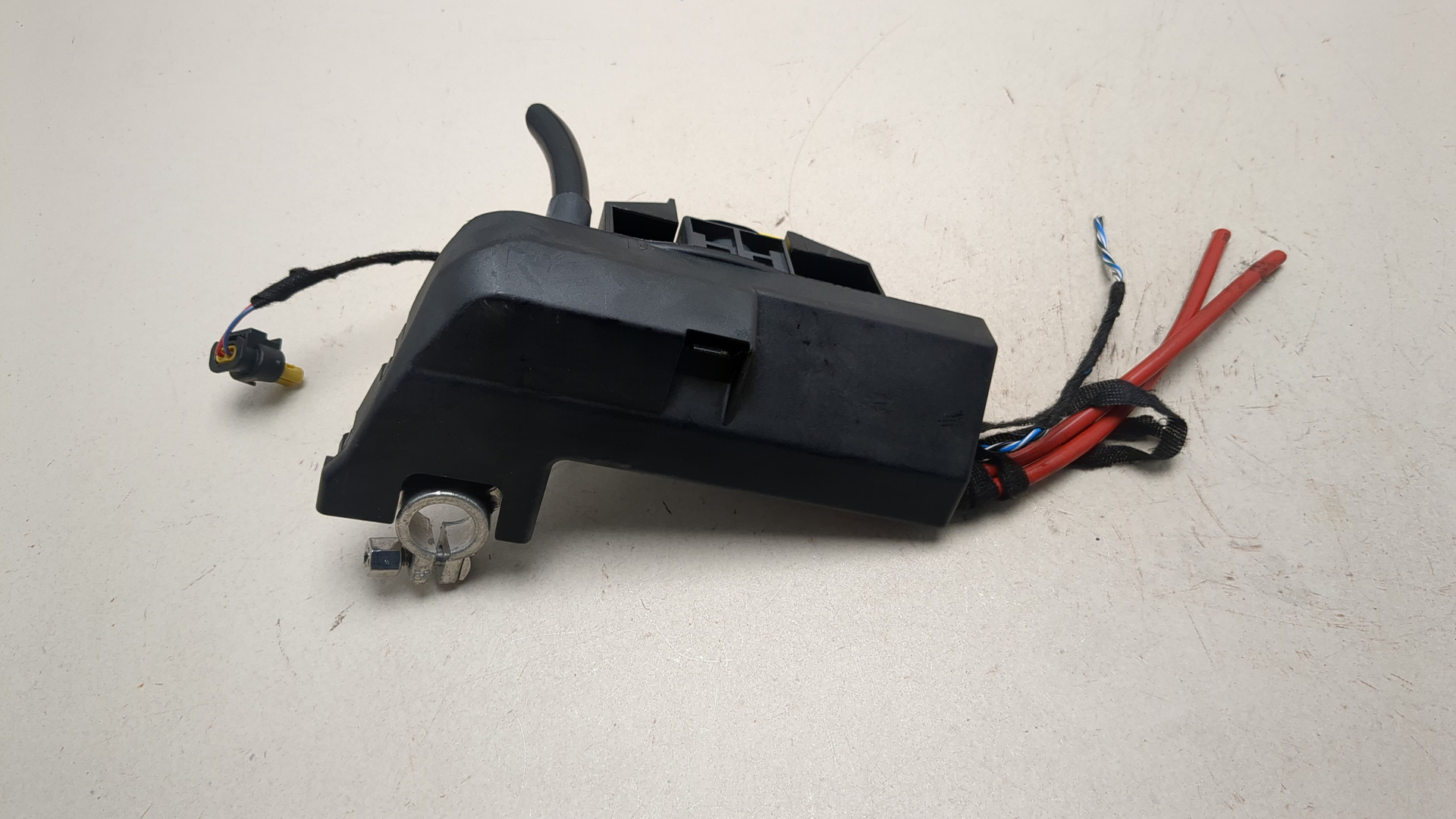 Клемма аккумулятора -