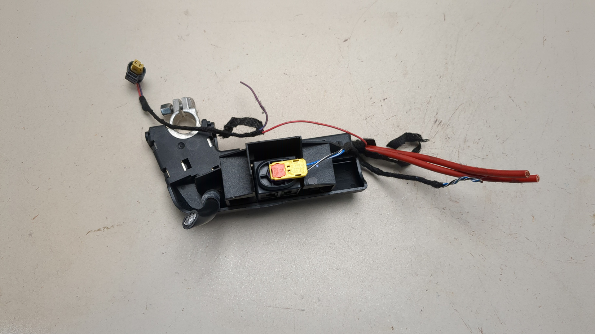 Клемма аккумулятора -