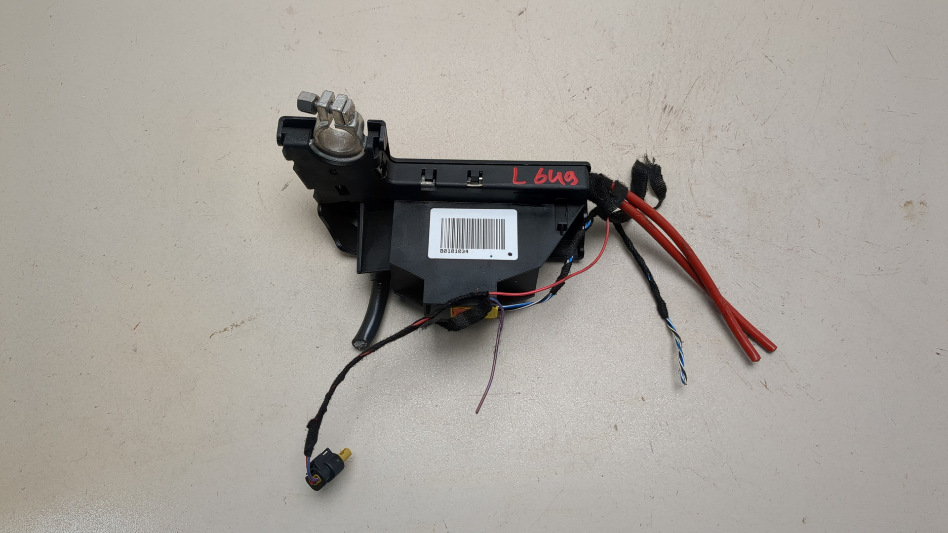 Клемма аккумулятора -