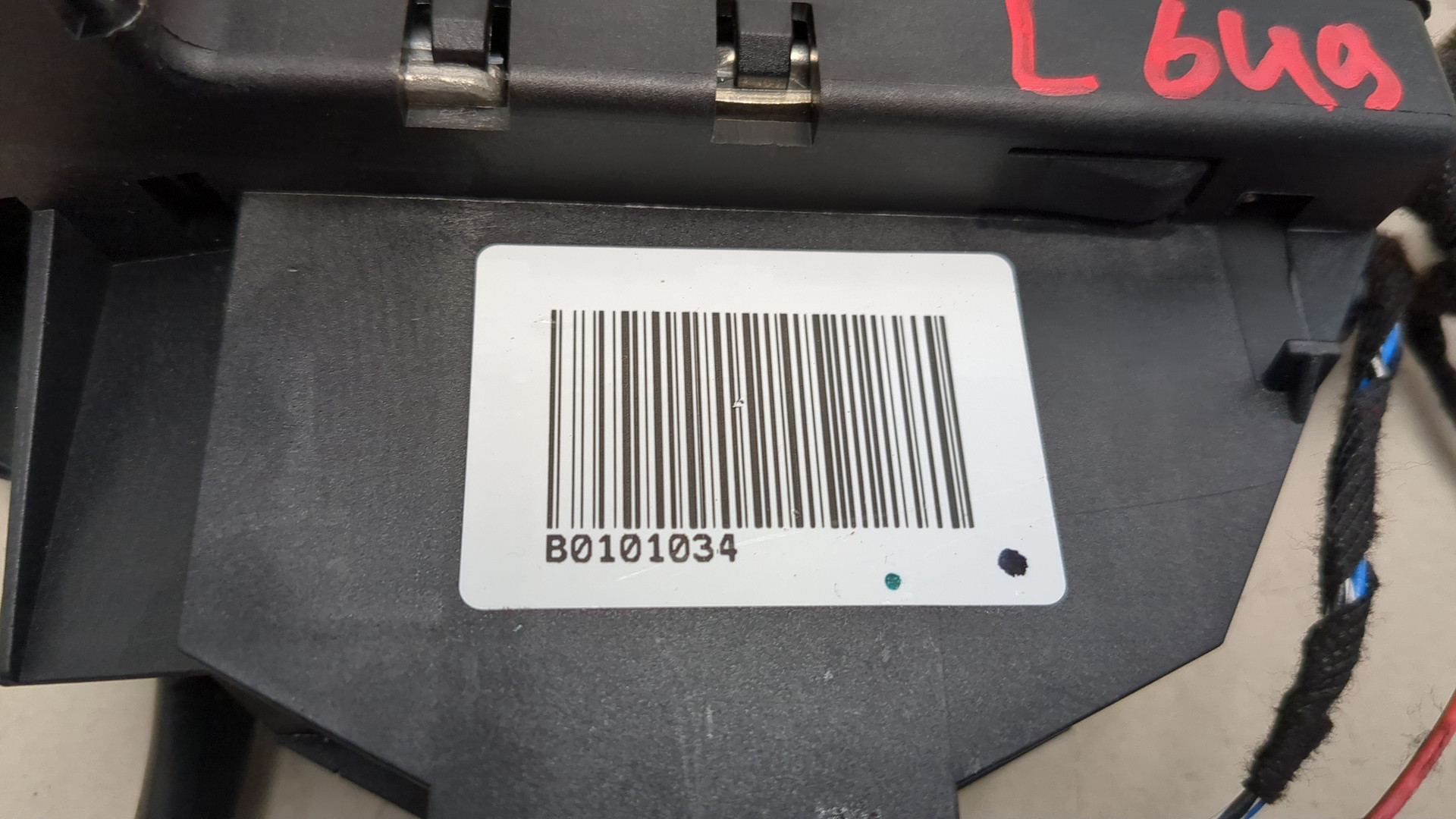 Клемма аккумулятора -