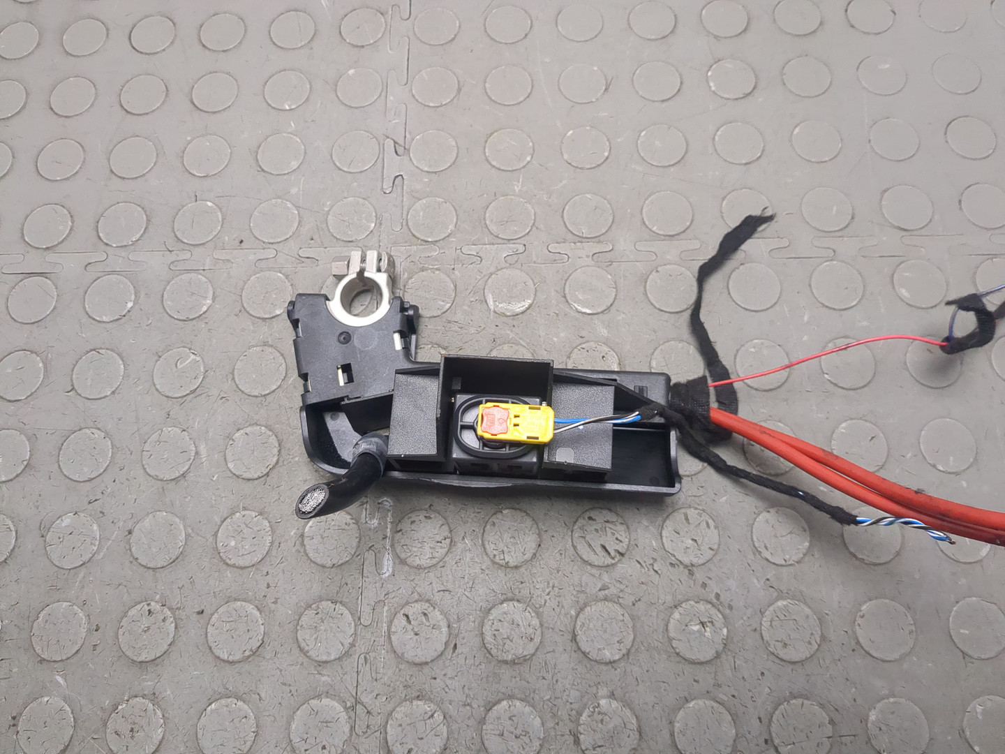 Клемма аккумулятора -