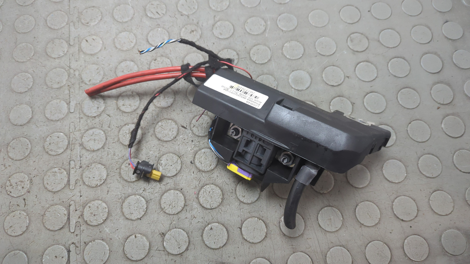 Клемма аккумулятора -