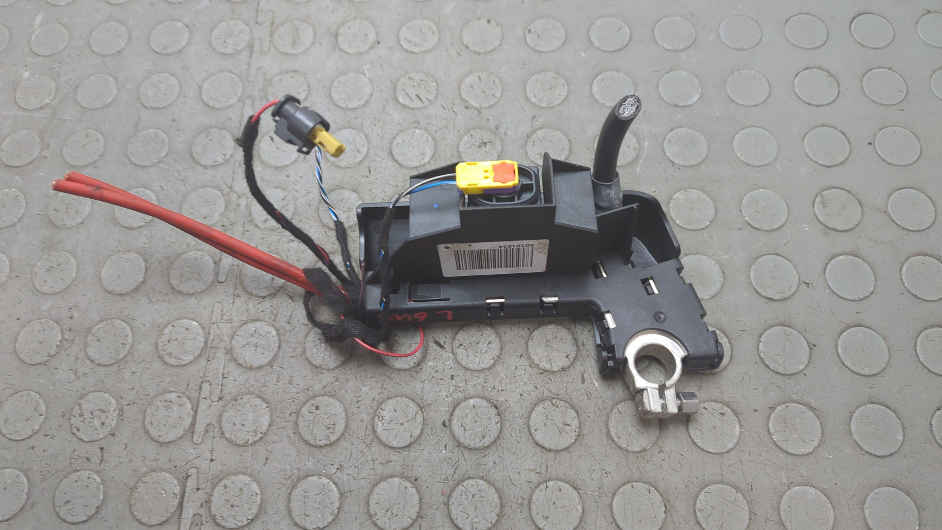 Клемма аккумулятора -