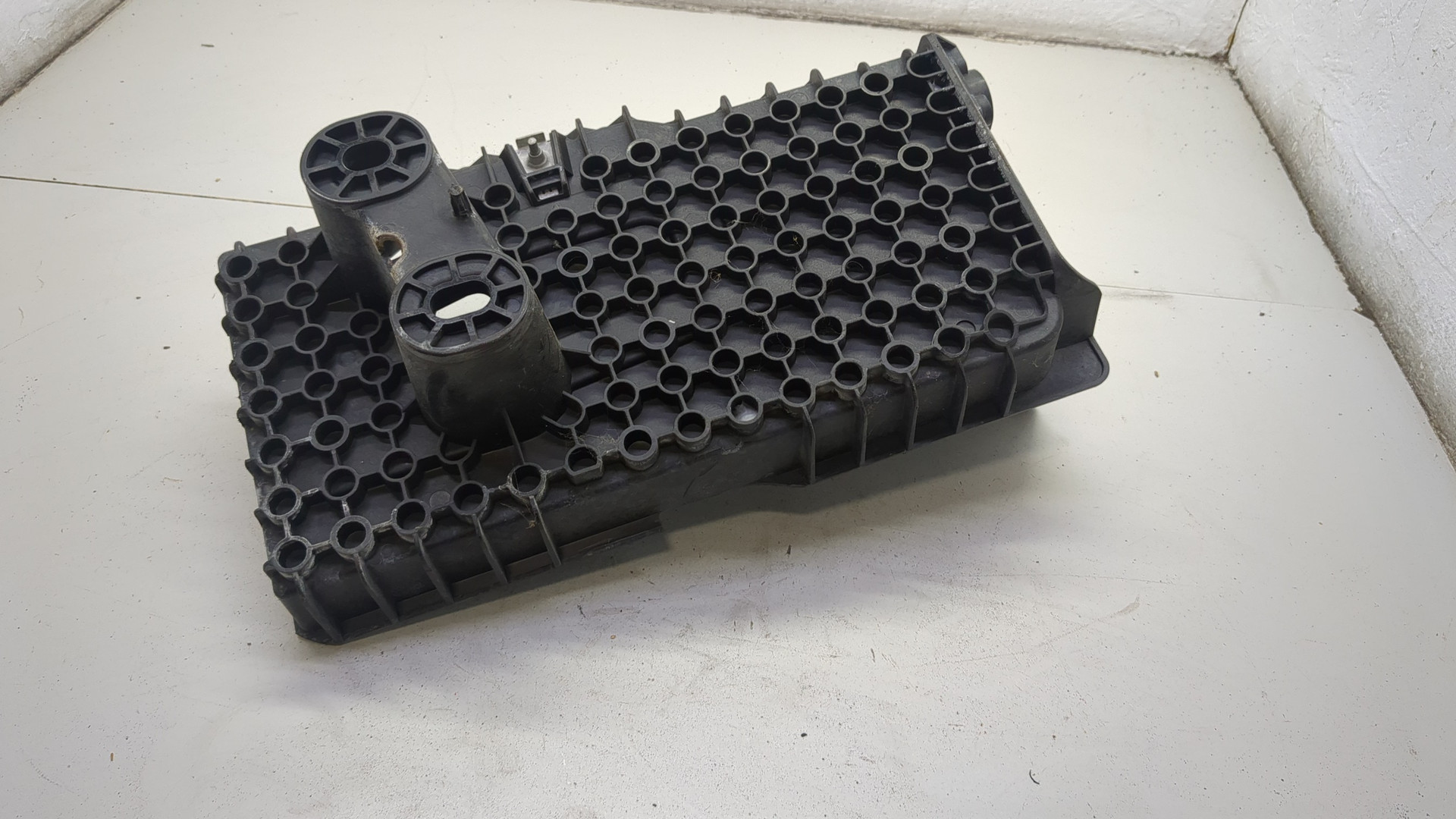 Площадка под аккумулятор (АКБ)