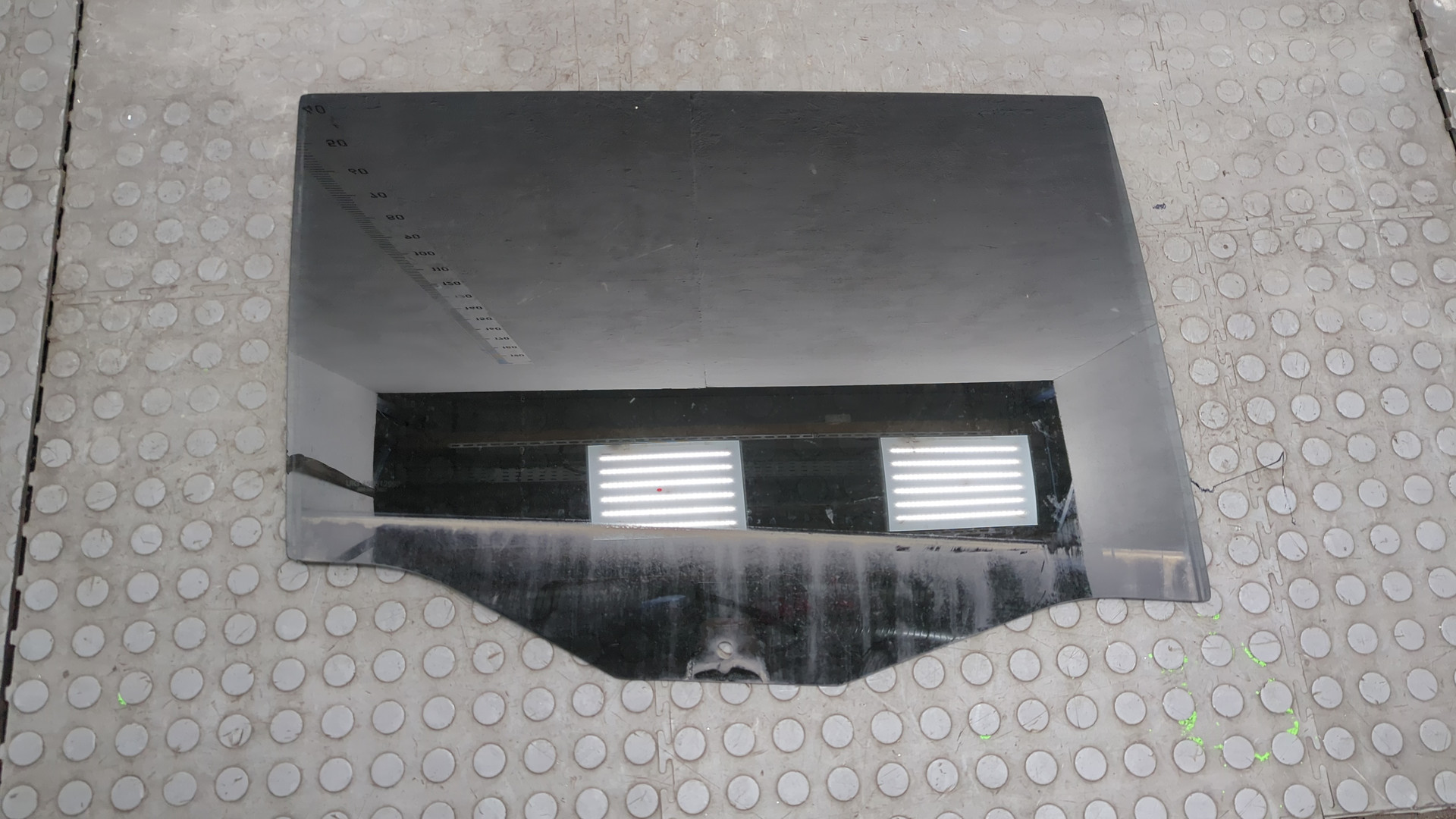 Стекло двери задней правой