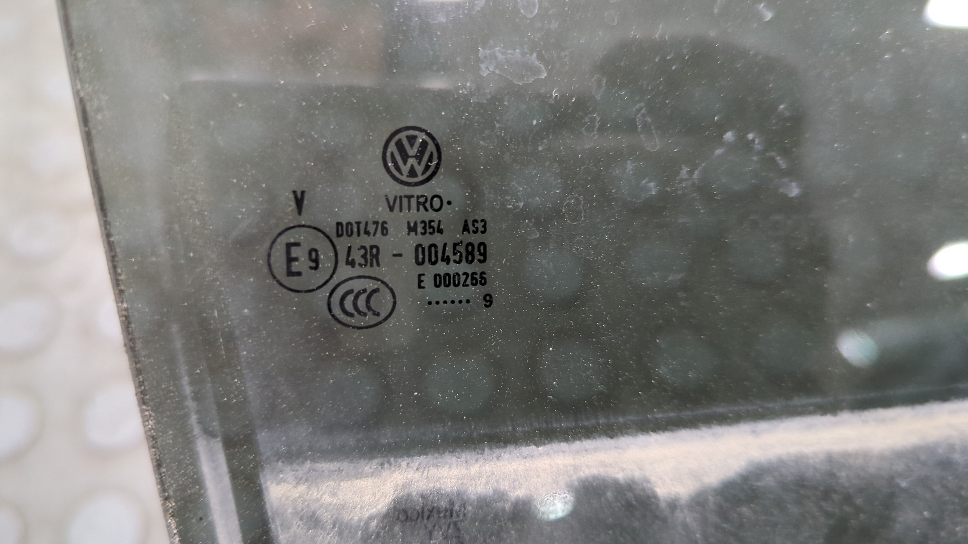 Стекло двери задней правой