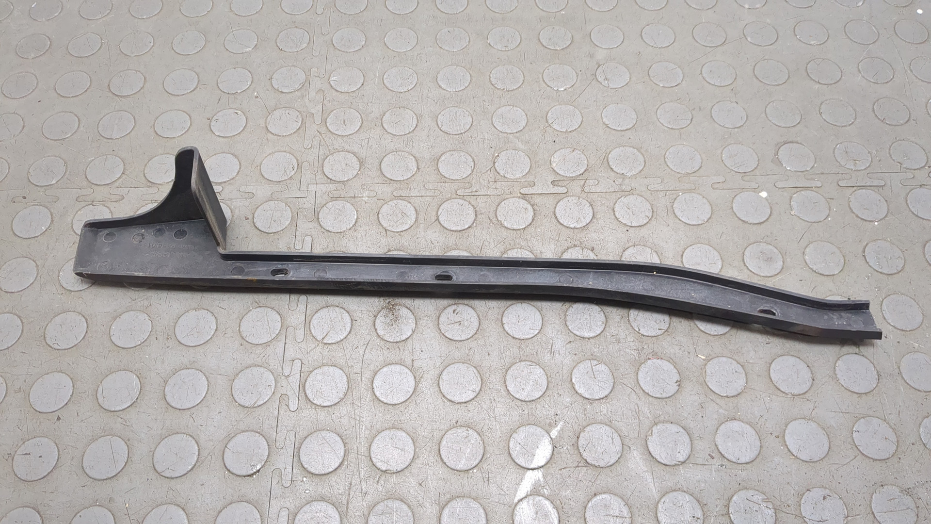 Кронштейн заднего бампера правый