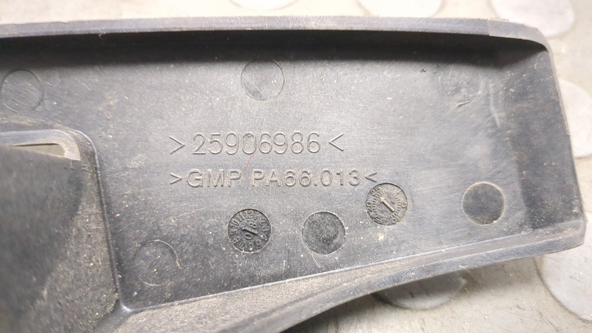 Кронштейн заднего бампера правый