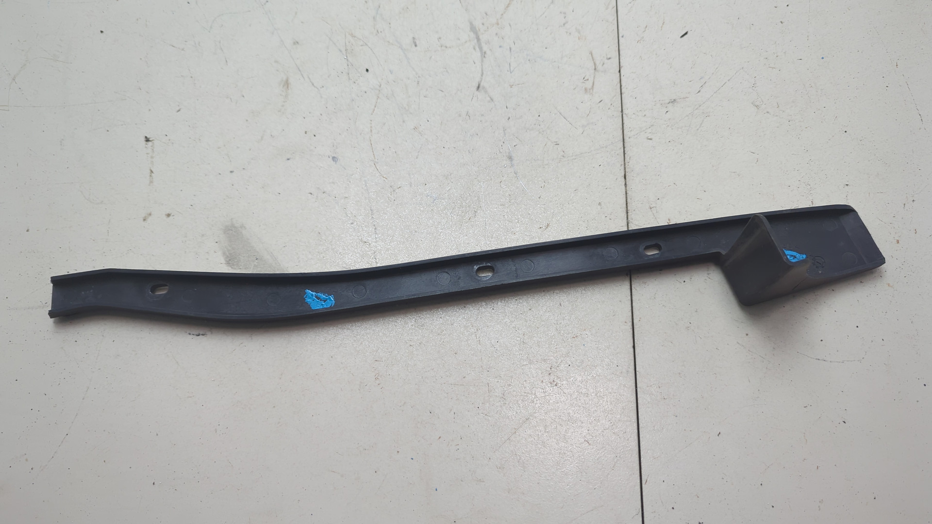 Кронштейн заднего бампера правый