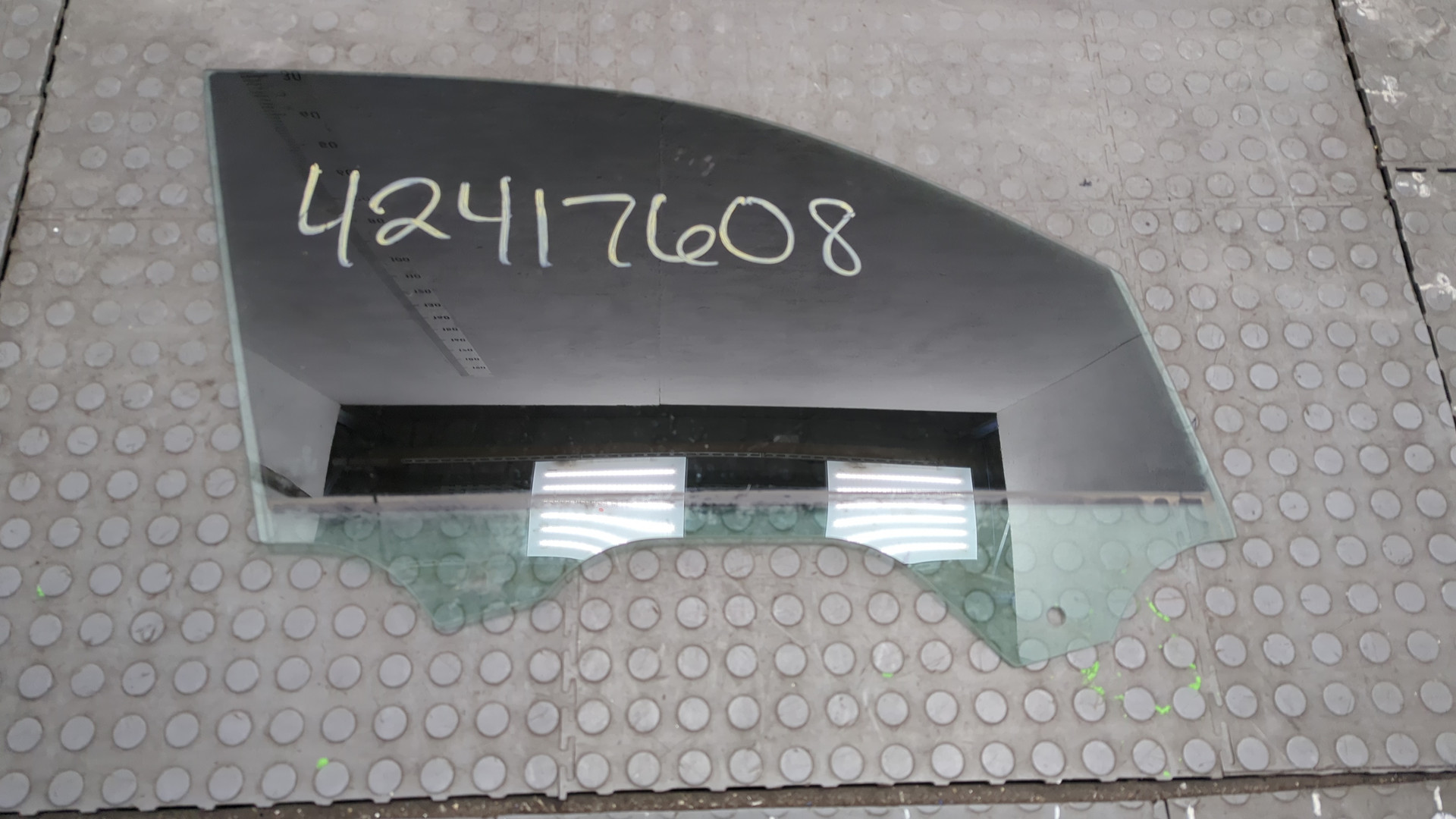 Стекло двери передней правой