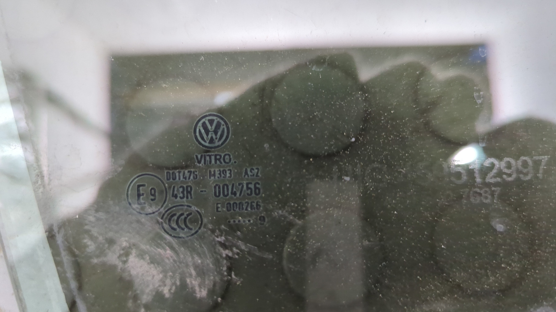 Стекло двери передней правой