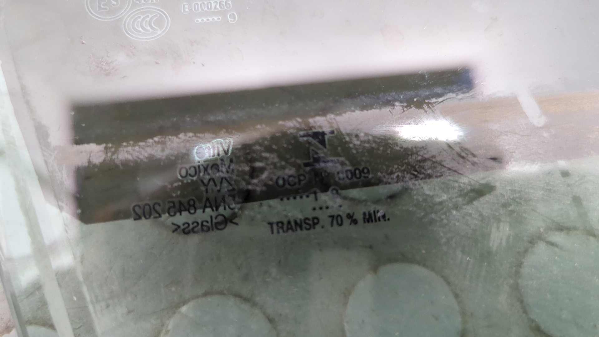 Стекло двери передней правой