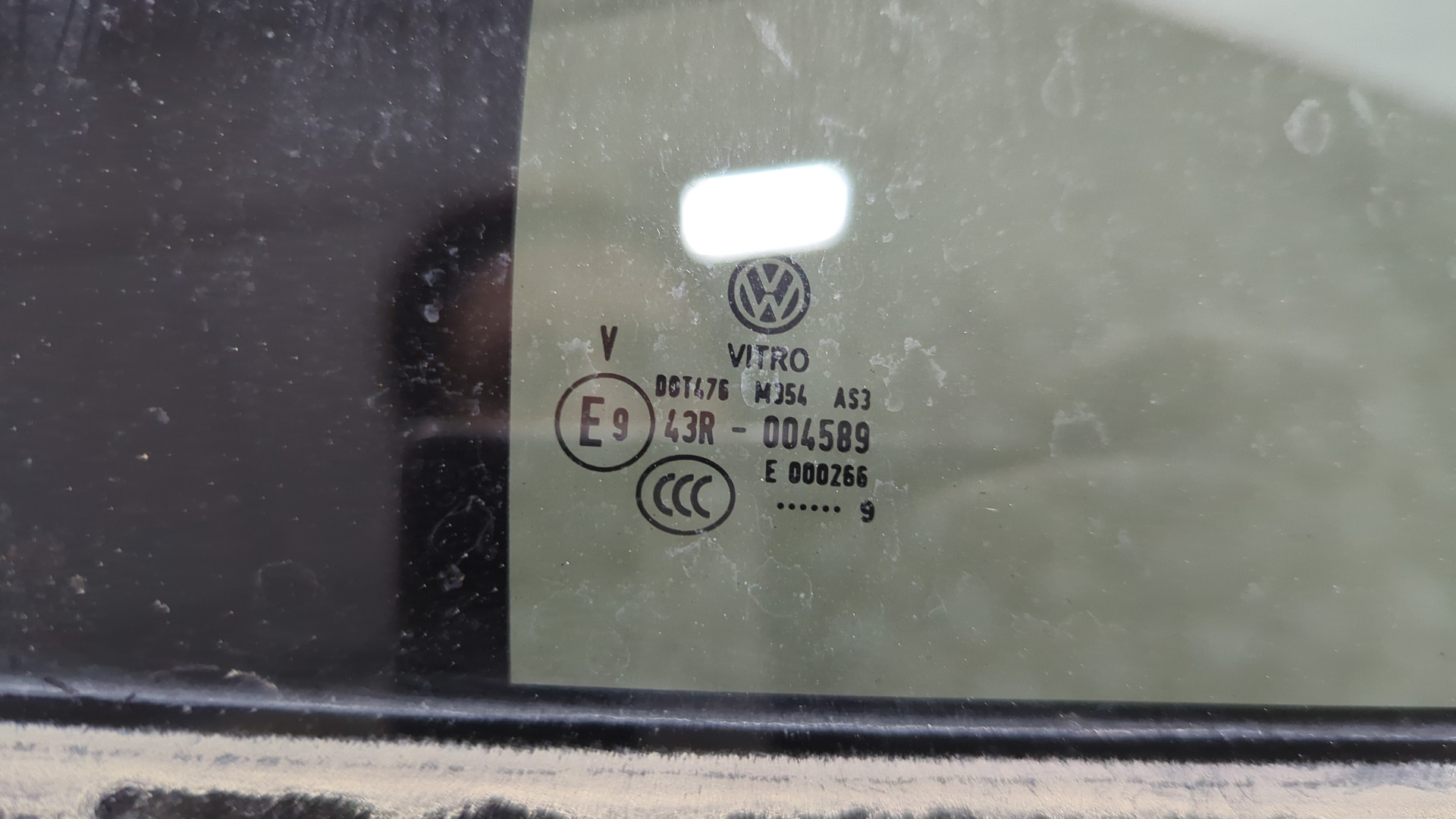 Стекло двери задней правой (форточка)