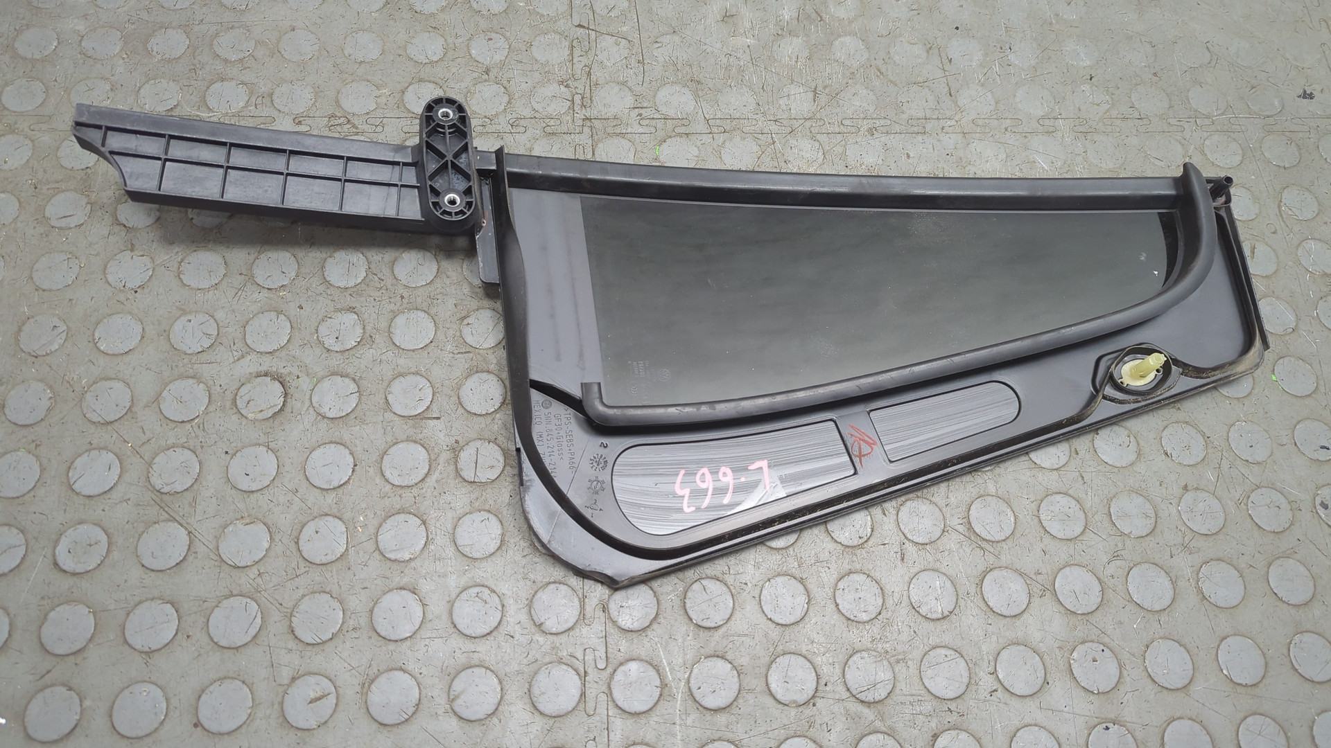 Стекло двери задней правой (форточка)