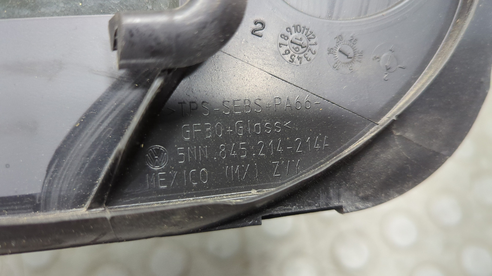 Стекло двери задней правой (форточка)