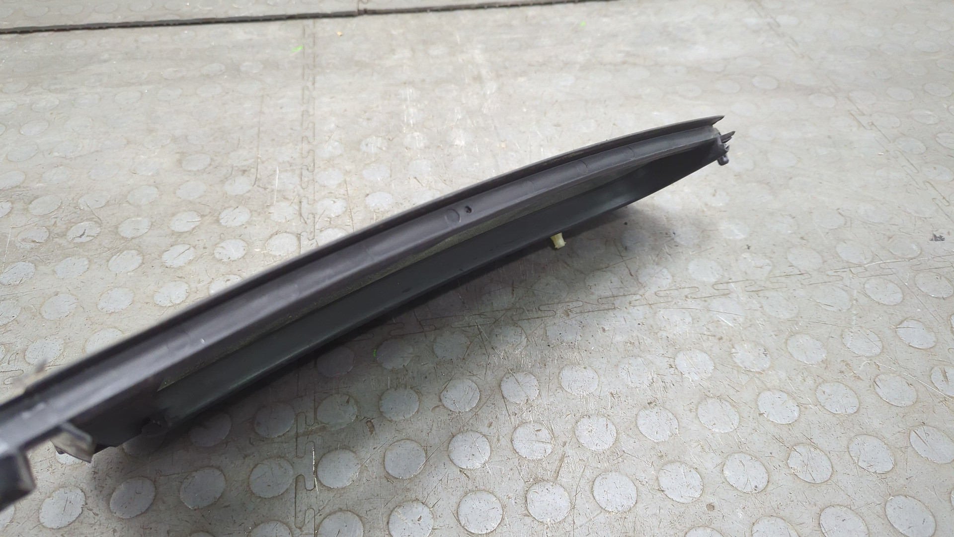 Стекло двери задней правой (форточка)