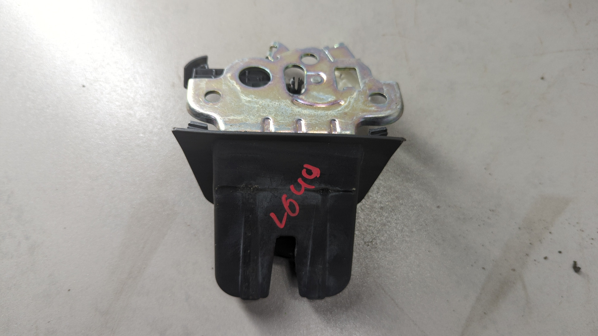 Замок багажника