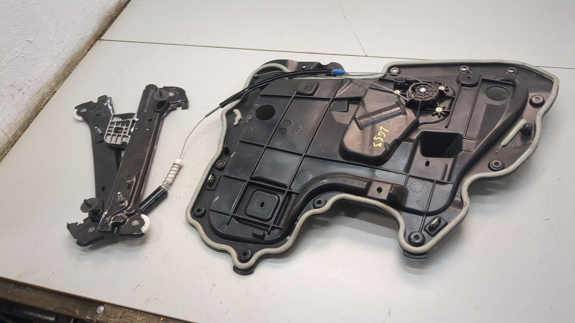 Стеклоподъемник электр. задний левый