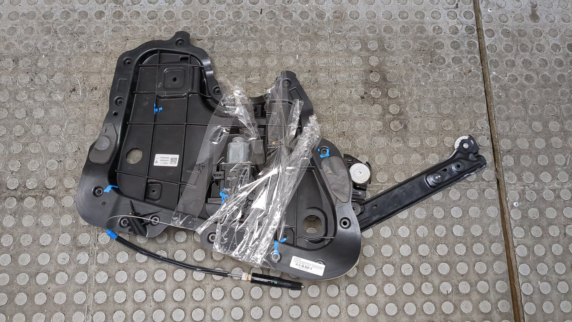 Стеклоподъемник электр. задний левый