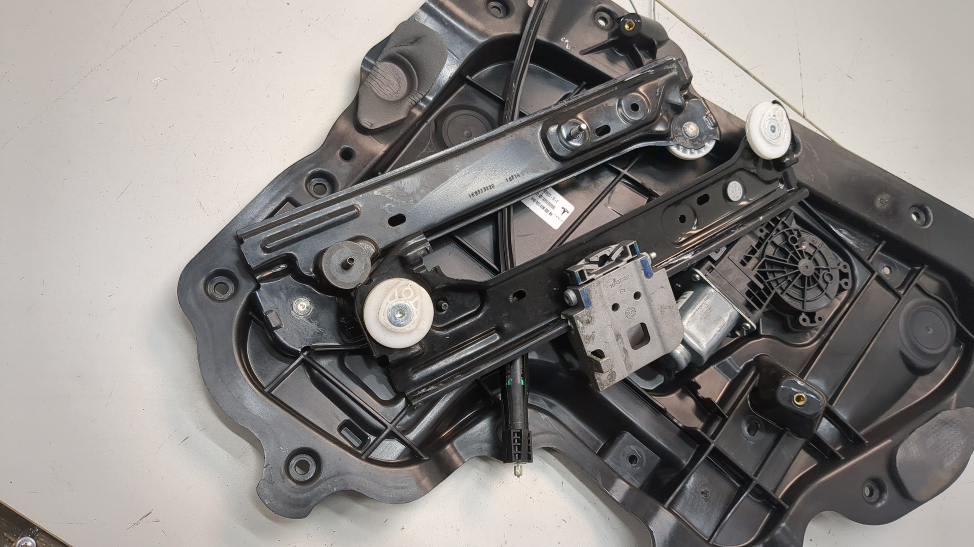 Стеклоподъемник электр. задний правый