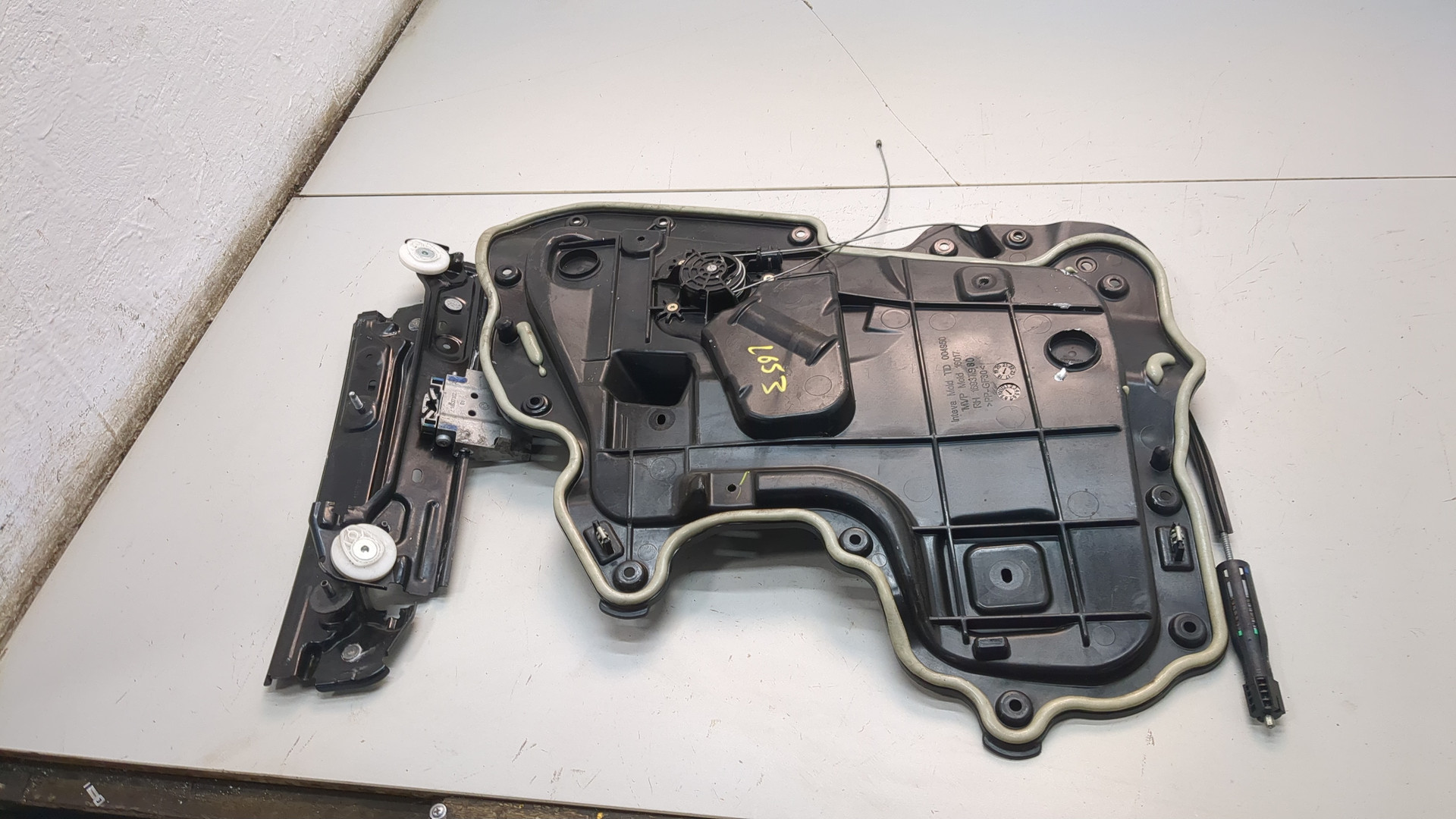 Стеклоподъемник электр. задний правый