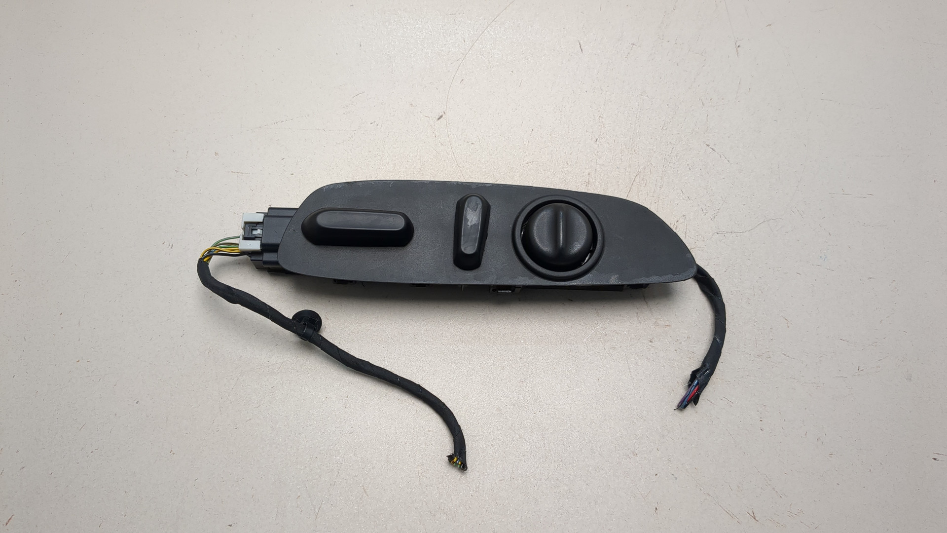 Кнопка регулировки сидения