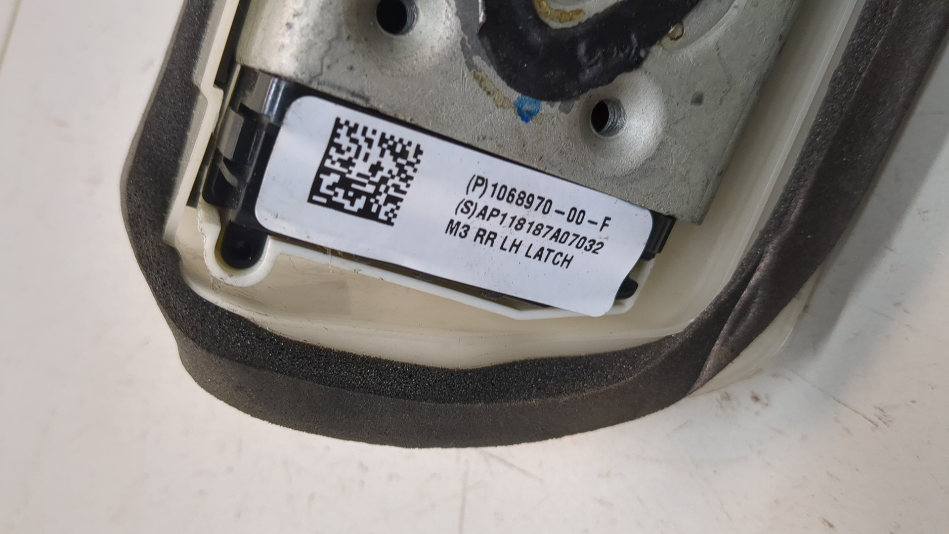 Замок двери задней левой