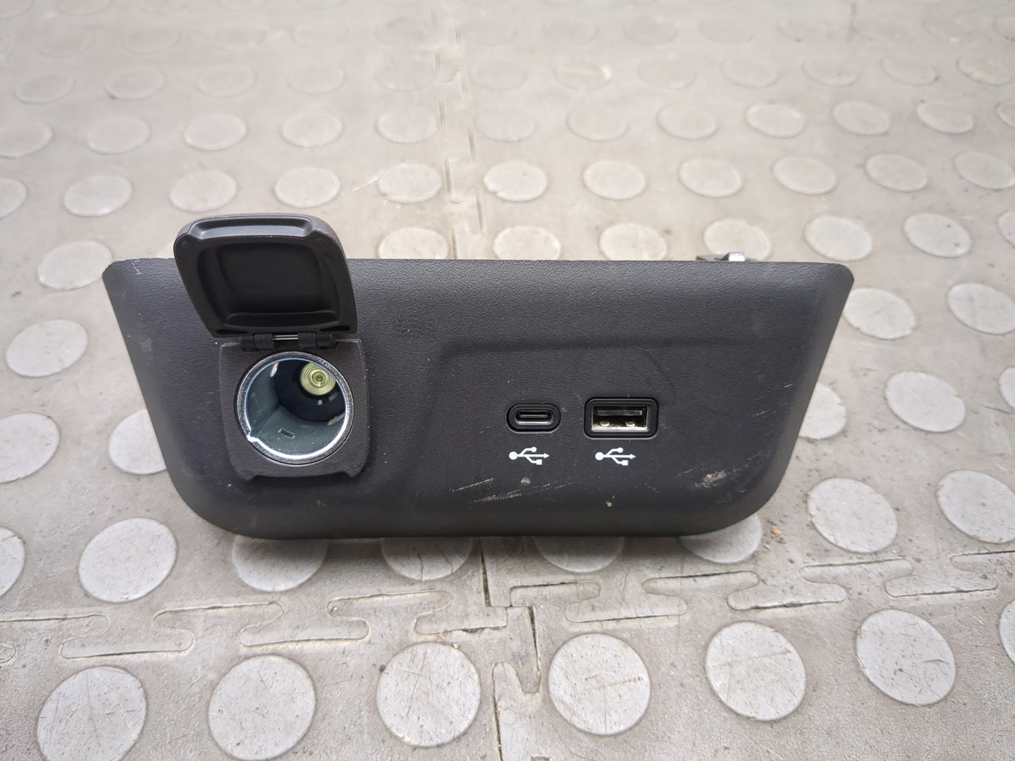 Гнездо AUX / USB IN