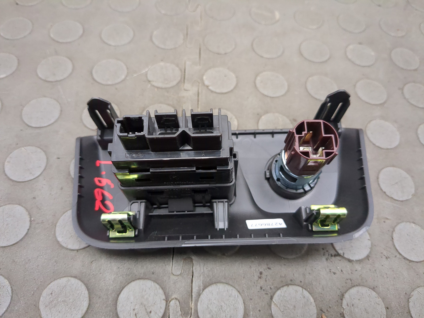 Гнездо AUX / USB IN