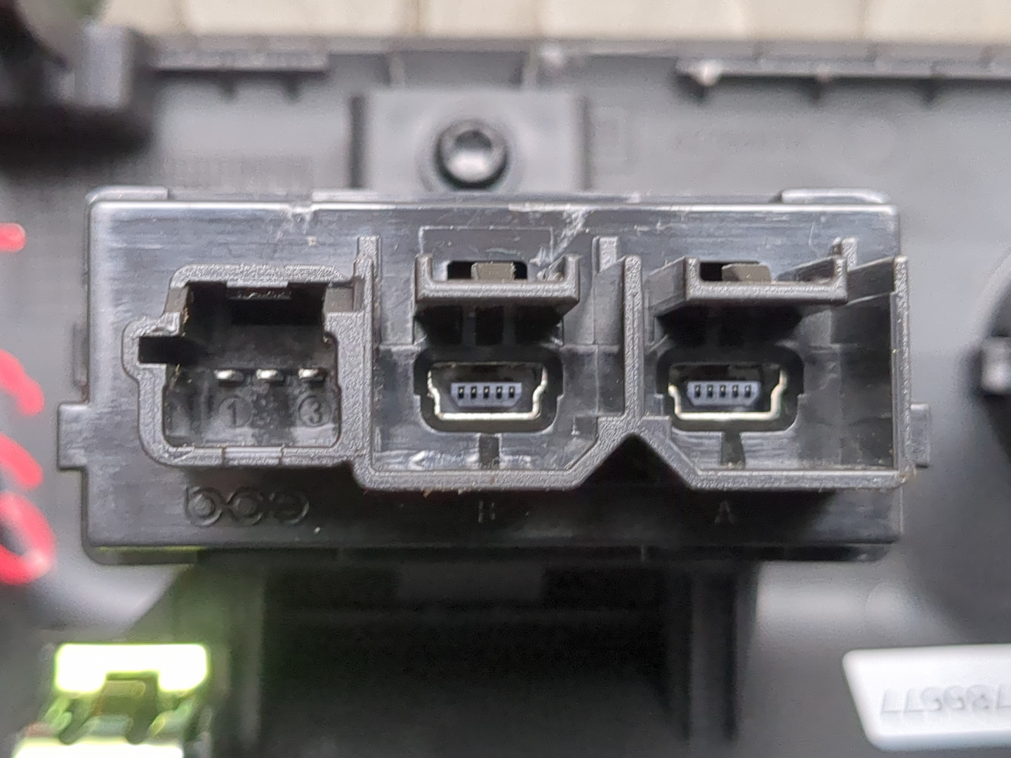 Гнездо AUX / USB IN