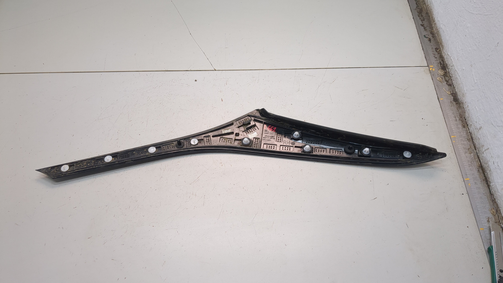 Молдинг заднего крыла правого