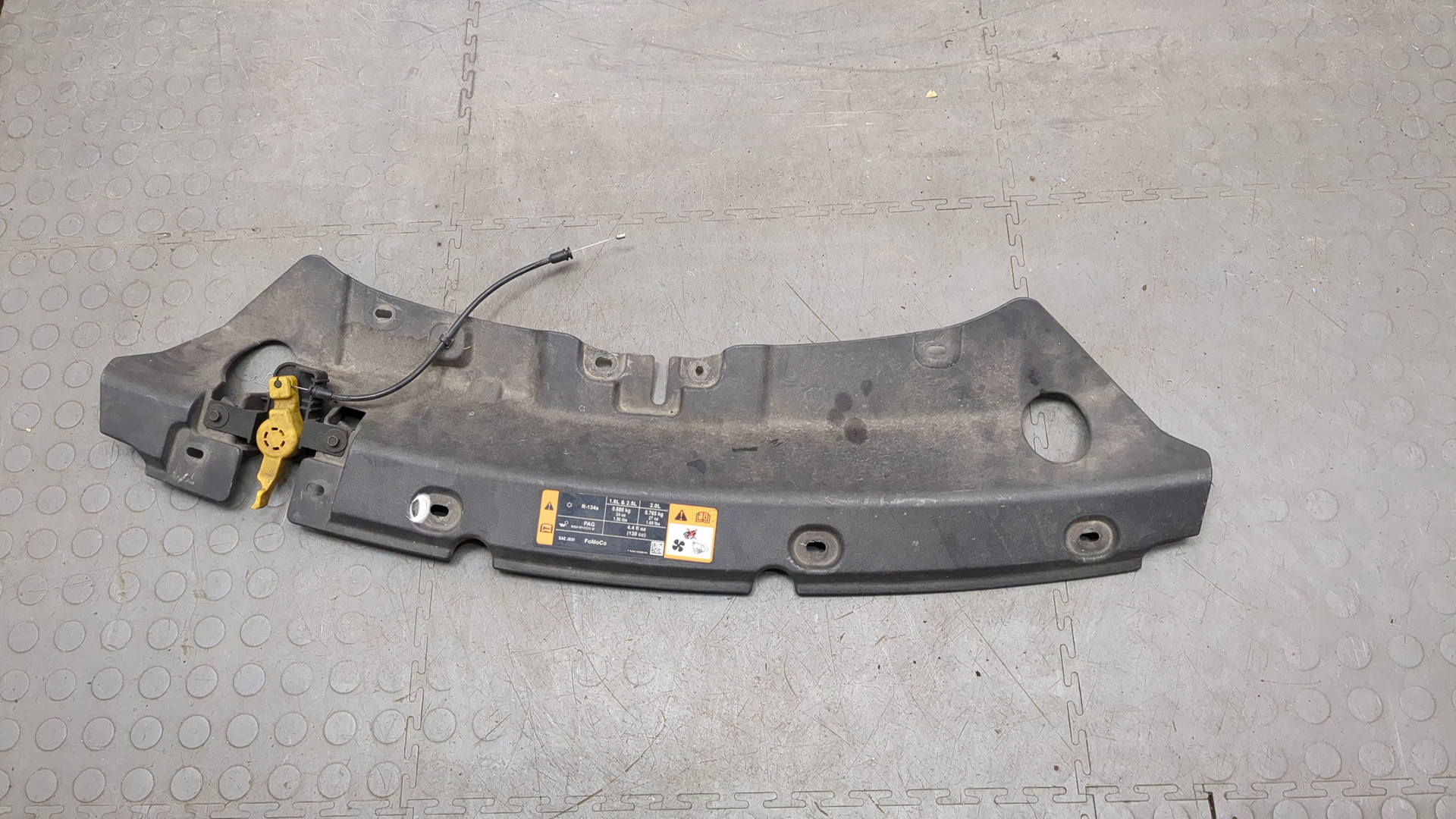 Кожух замка капота