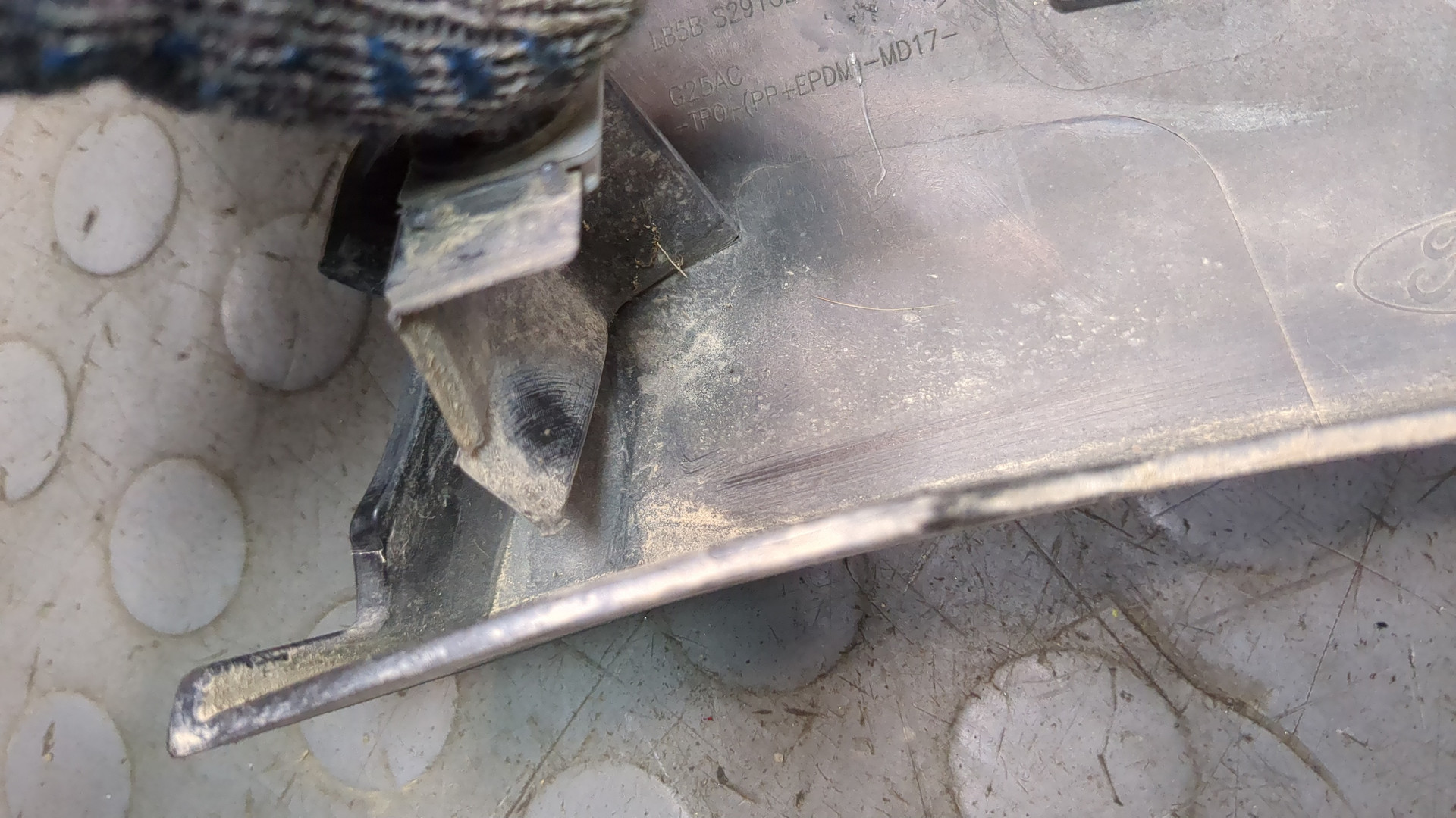 Молдинг заднего крыла правого