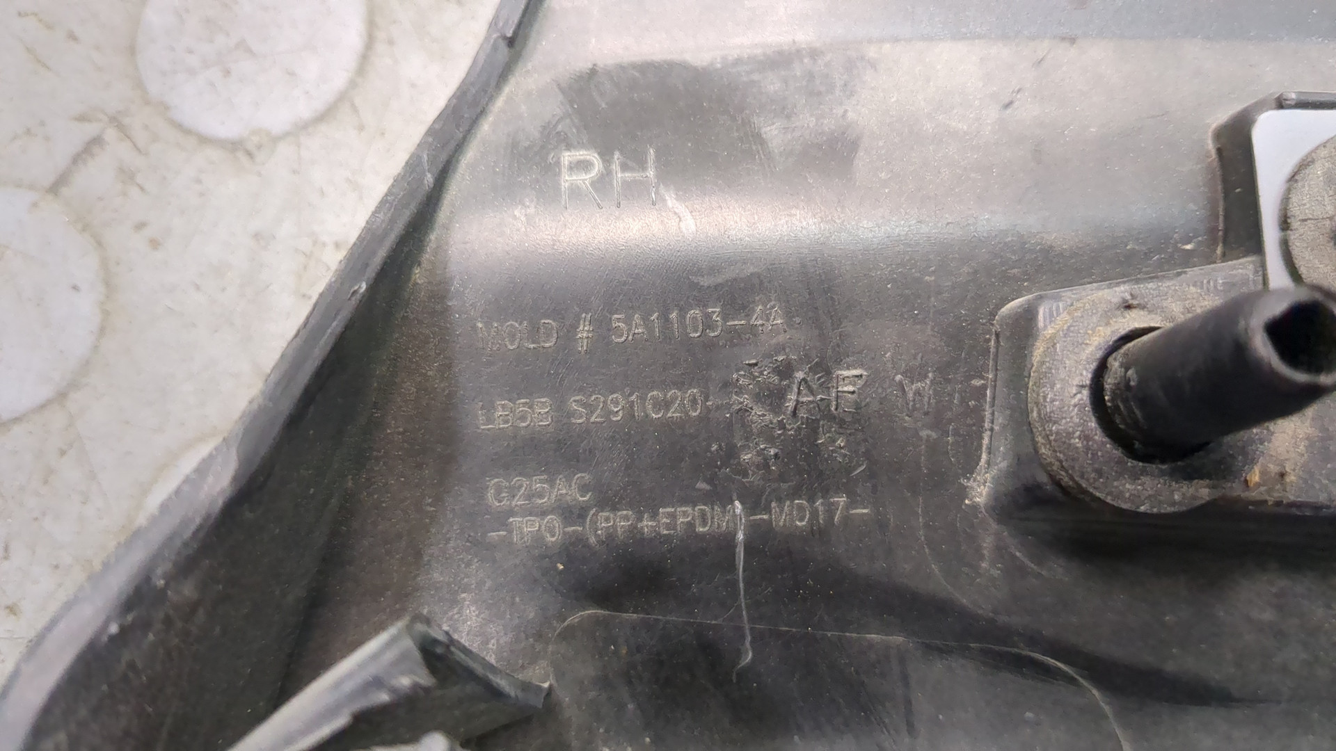 Молдинг заднего крыла правого