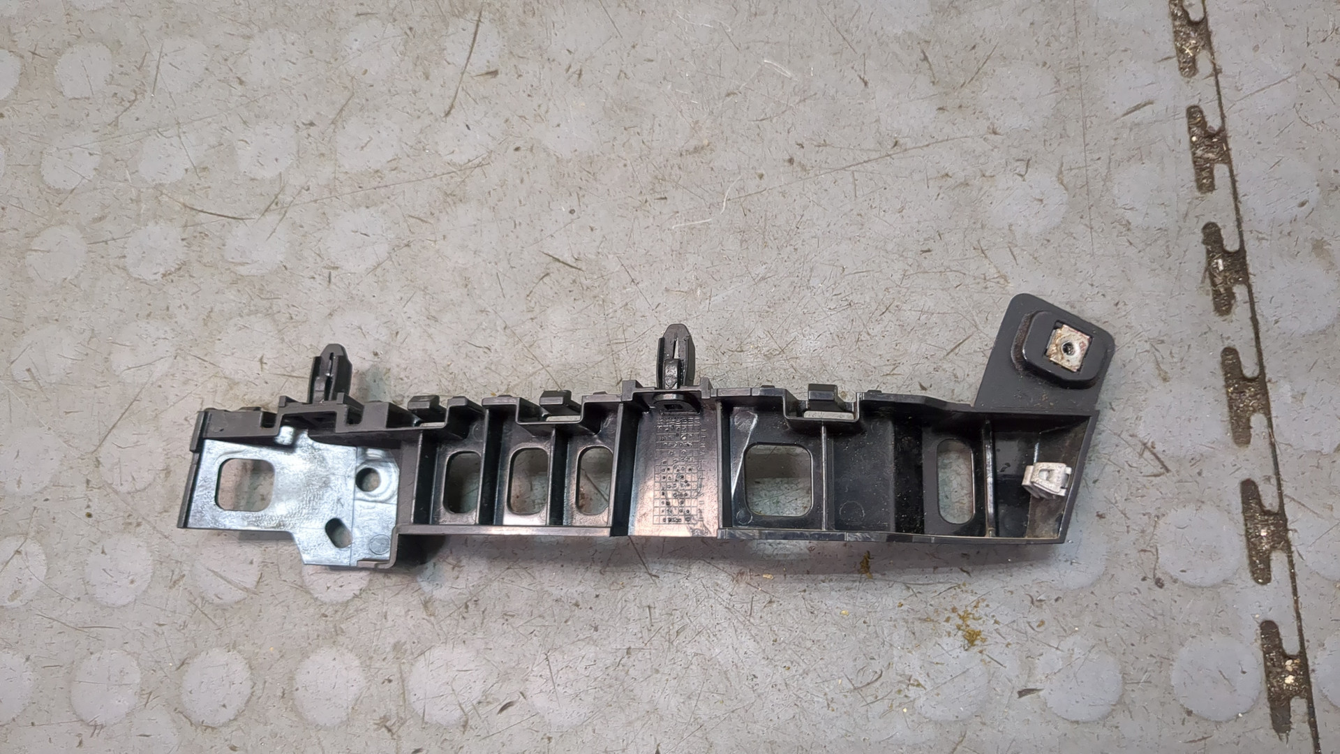 Кронштейн заднего бампера левый